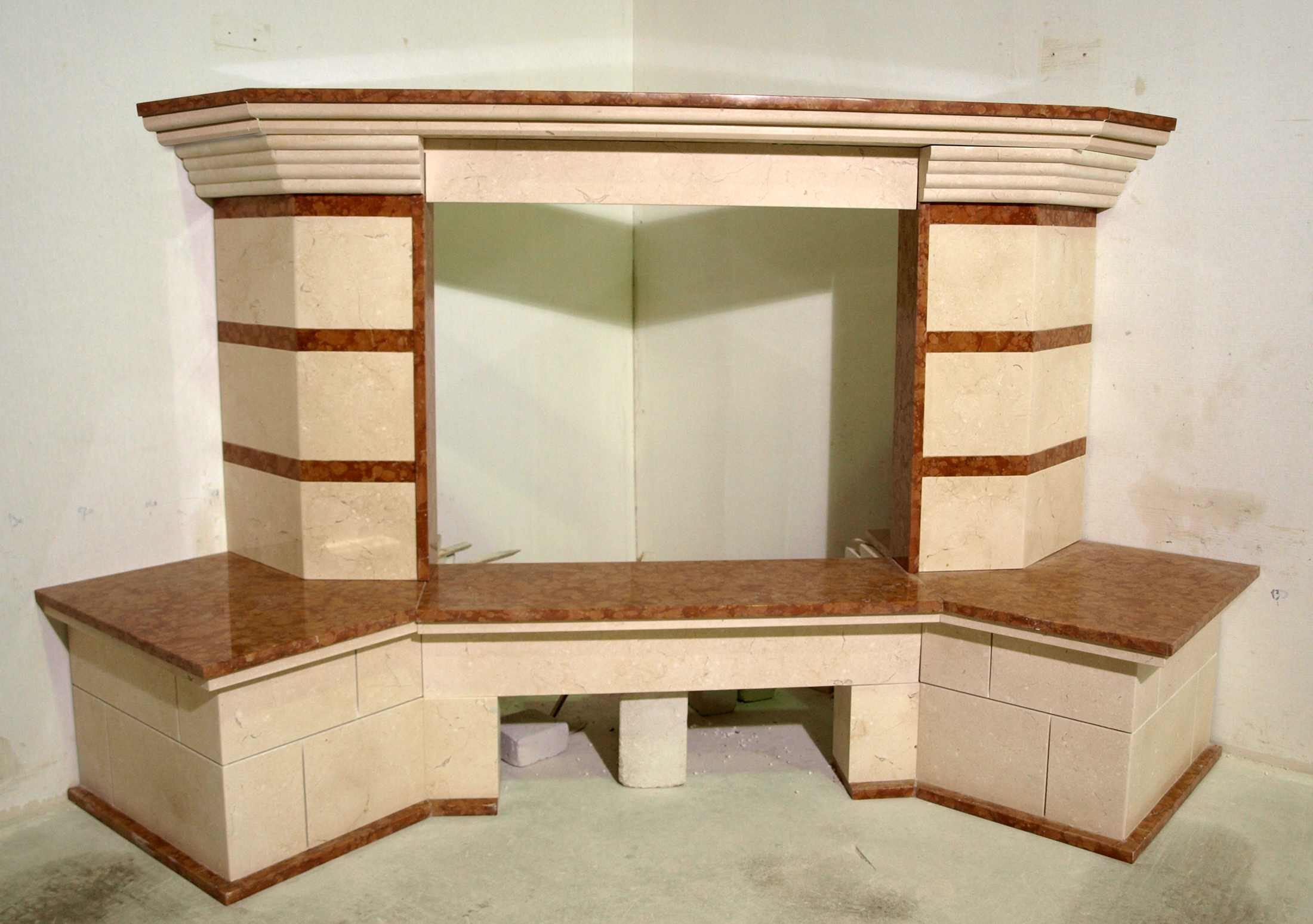 Glivi угловой (пристенный) камин буже с банкеткой из мрамора купить. угловой мрамор. камин пристенный дровяной из мрамора. каминный портал лео. золотой восточный камин.